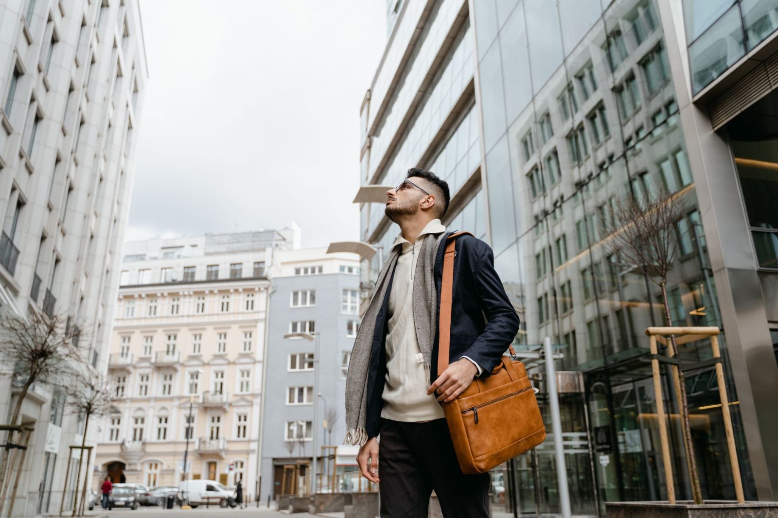 Sling Bag Pria Uniqlo: Panduan Memilih Sesuai Kebutuhan Harian