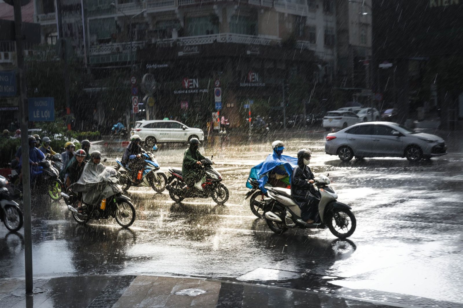 Jas Hujan Ponco: Kelebihan, Risiko, dan Tips Aman Penggunaan untuk Pengendara Motor