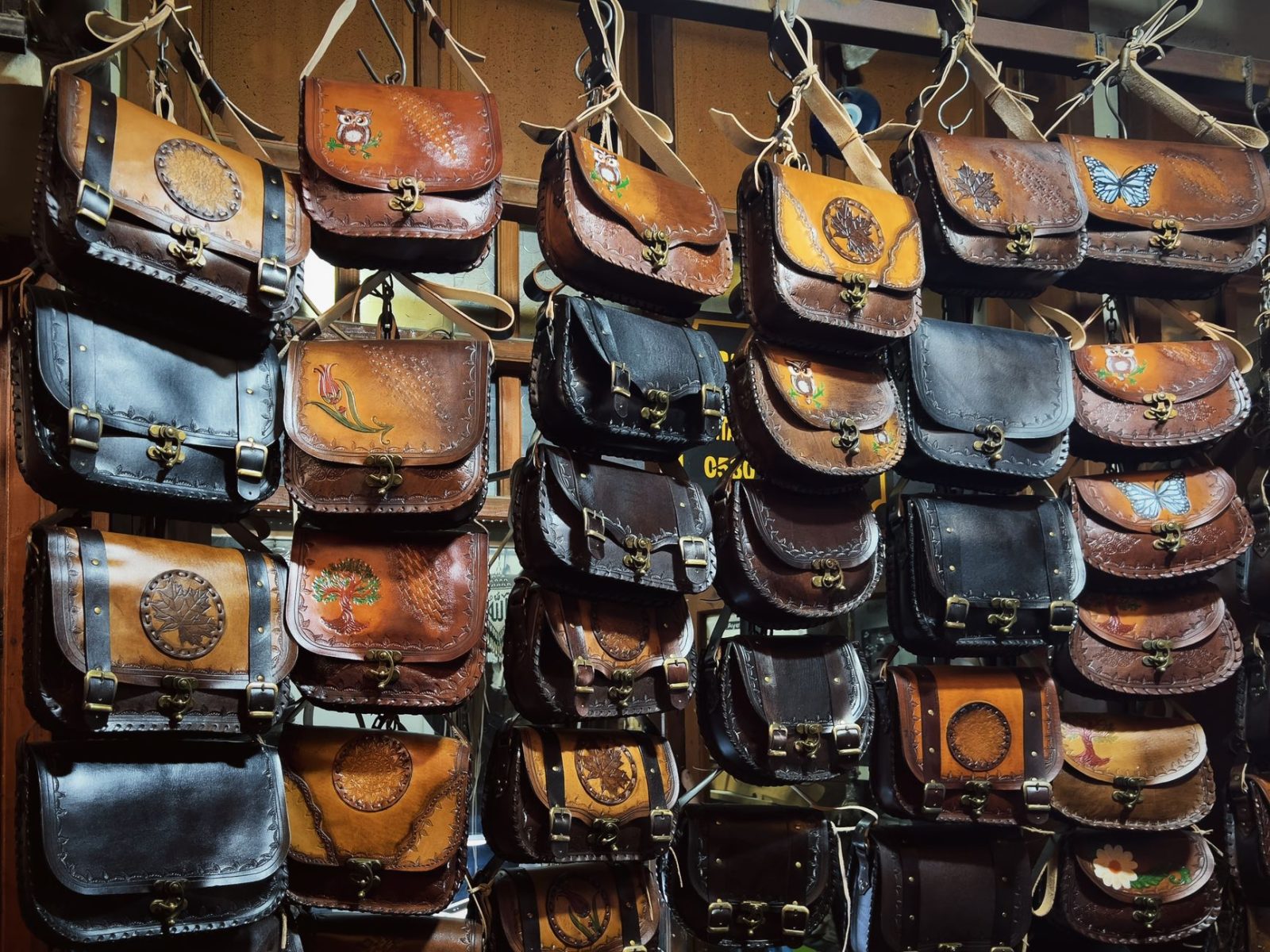 Sling Bag Pria Branded: Panduan Memilih Tas yang Tepat untuk Kebutuhan Anda